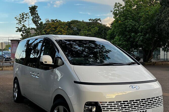 Private Transfer in Seychelles - Mahé airport transfer that starts with your name sign